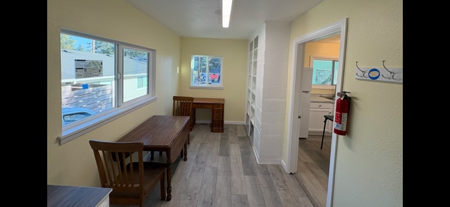 Building Photo - 620 Meadow Ln