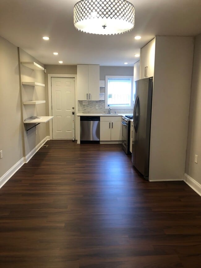 Building Photo - Beautiful 2 full bathroom (2)1/2 bathroom 2 bedroom townhouse in Baltimore City