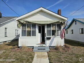 Building Photo - 1820 Pine Terrace