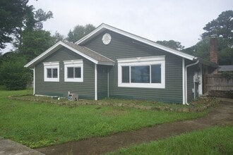 Building Photo - 200 N Willow Ln