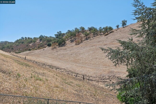 Building Photo - 660 La Casa Via