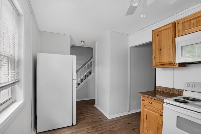 Building Photo - Available 3 Bedroom 1.5 bath Townhouse in Fredericksburg, Stafford County