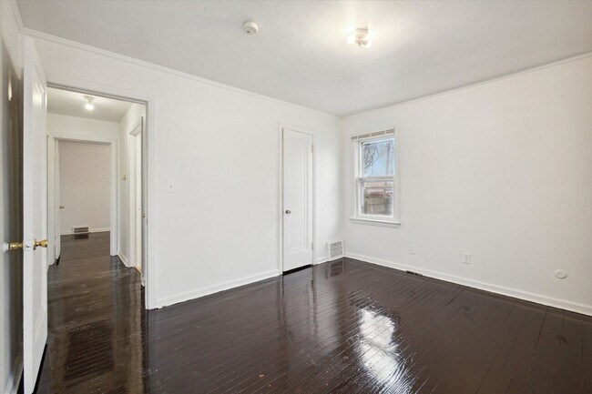 Building Photo - 22107/22109/22111 15 Mile Rd - T - Dubai 2...