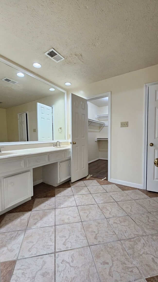 Building Photo - 14819 Knightsway Dr