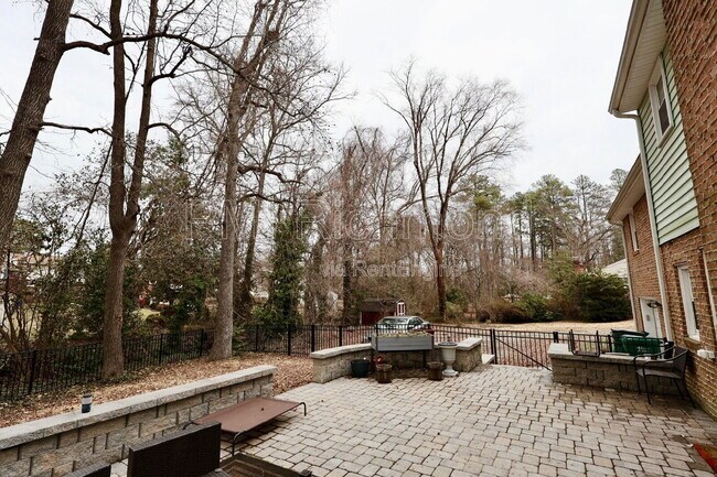 Building Photo - 3012 Elmbrook Rd