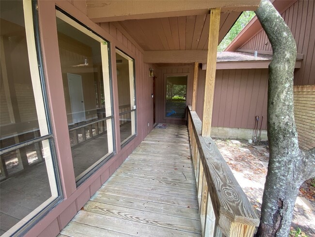 Building Photo - 24600 Darkwood Ct