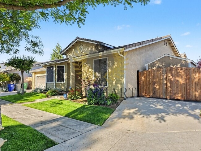 Building Photo - 818 S Apple Ave