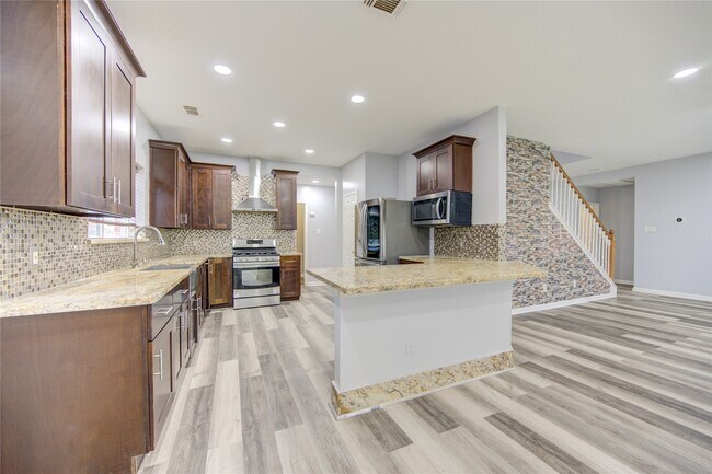 Building Photo - 9351 Royal Way