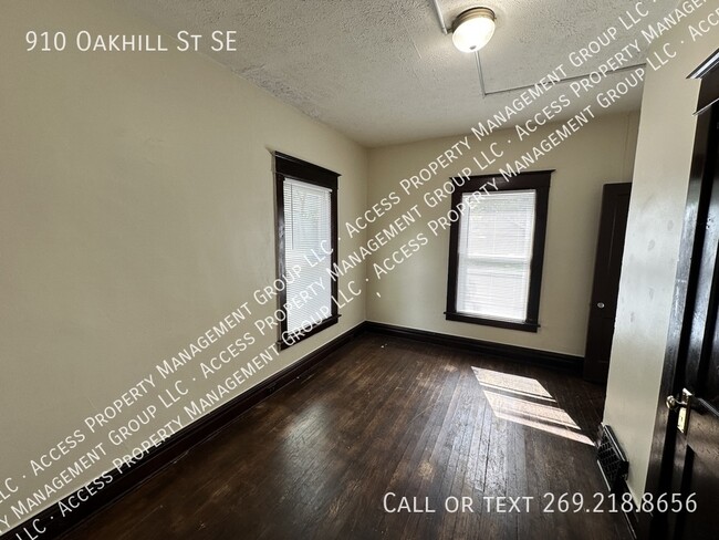Building Photo - 910 Oakhill St SE