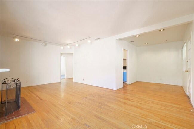 Building Photo - 5446 Columbus Ave