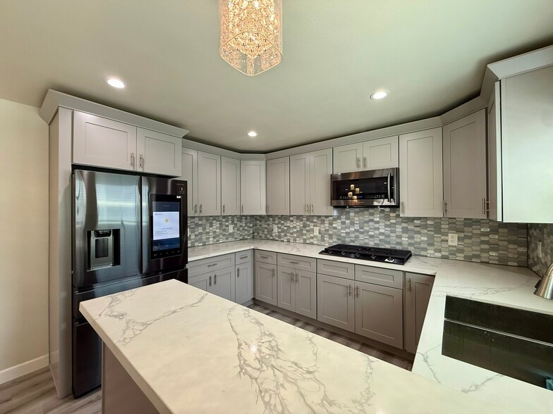 Building Photo - 1141 W 49th St