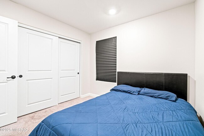 Building Photo - 890 W Calle Cajilla