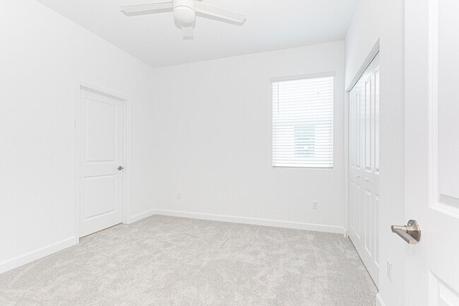 Building Photo - 630 SE Lk Fls St