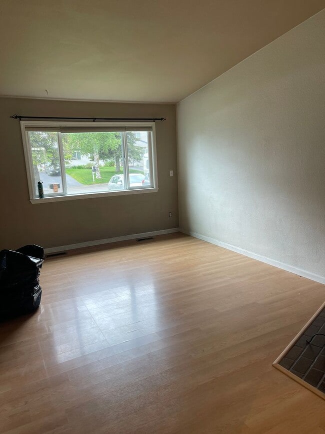 Building Photo - Jewel Lake 3 Bed/2 Bath with Fenced Yard