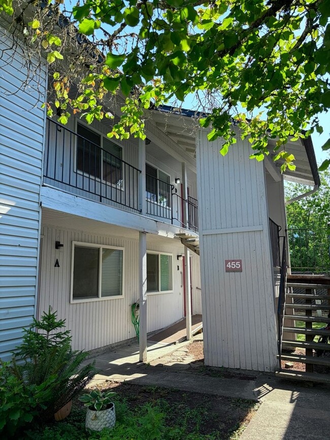 Building Photo - 455 SE Lilly Ave