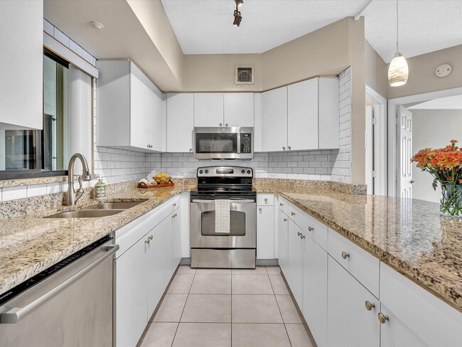 Building Photo - 2105 Lavers Cir