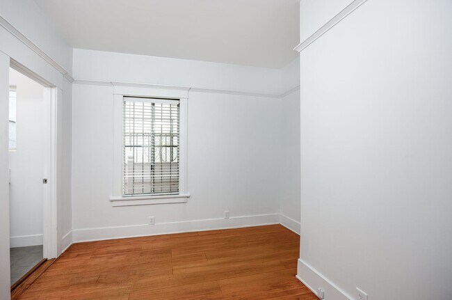 Building Photo - 1418 W Jefferson Blvd