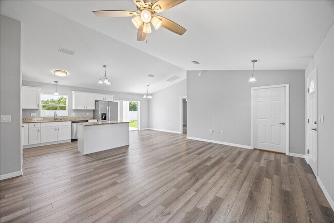 Building Photo - **Discover Your Dream Home in Marion Oaks**