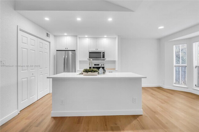 Building Photo - 777 Riverside Dr