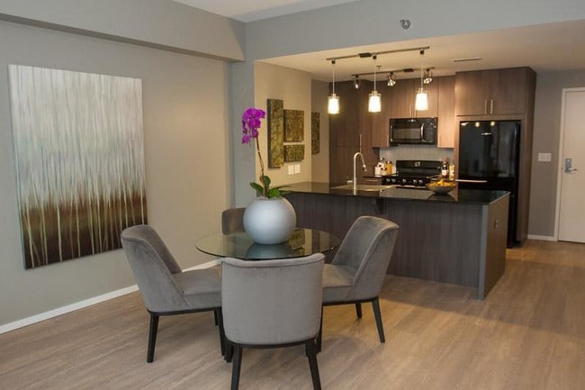 Building Photo - 224 W Scott St