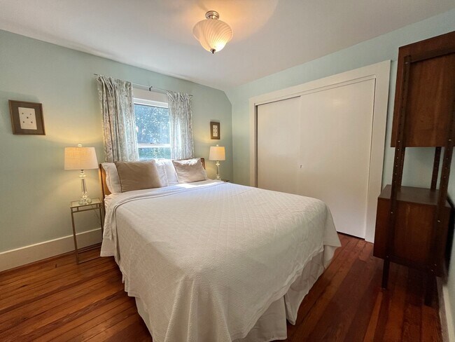 Building Photo - Beautiful East Rock Single Family House