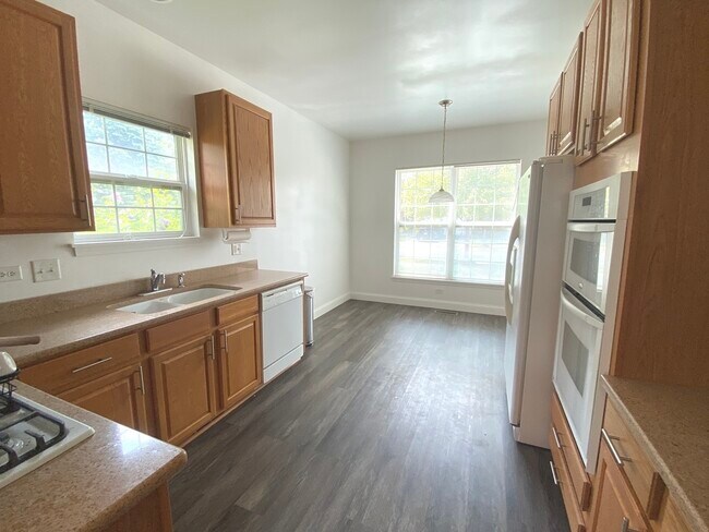 Building Photo - 10S401 Carrington Cir