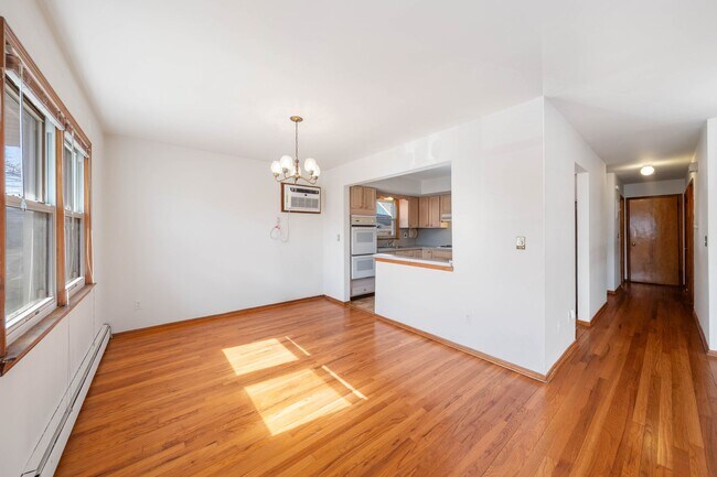 Building Photo - Large 3 Bedroom Apt + Private Office Space