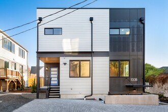 Building Photo - Ballard Living: Contemporary 5BR, 3.5BA Top-Level Unit!!