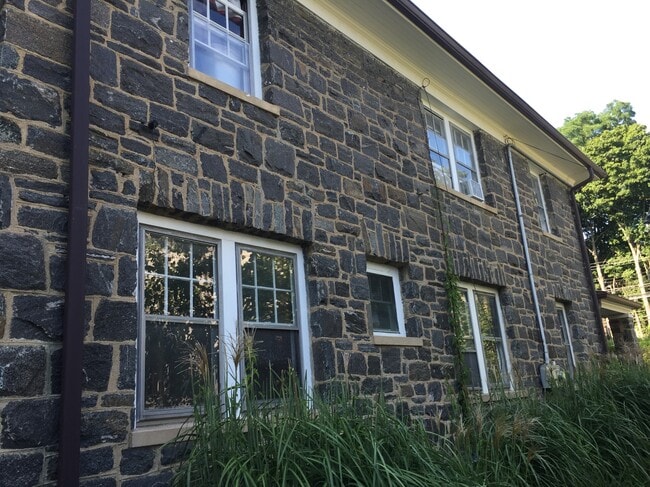 Building Photo - 346 King St