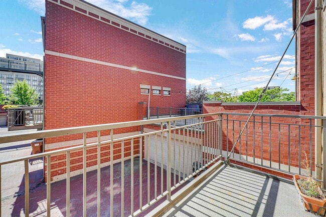 Building Photo - 1040 N Kingsbury St