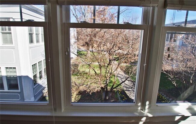 Building Photo - 425 10th St NE