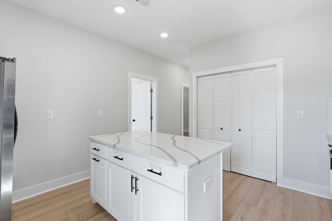 Building Photo - 1205 Hillside Pl