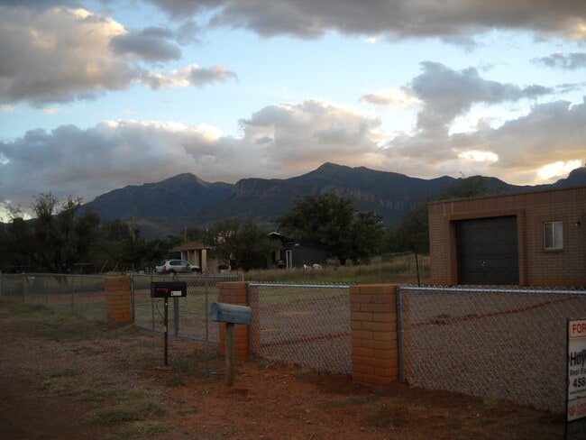 Building Photo - Great views on one acre.