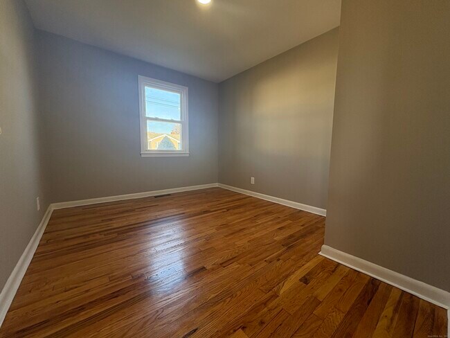 Building Photo - 56 Victor St