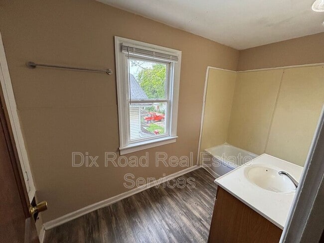 Building Photo - 348 Nassau St