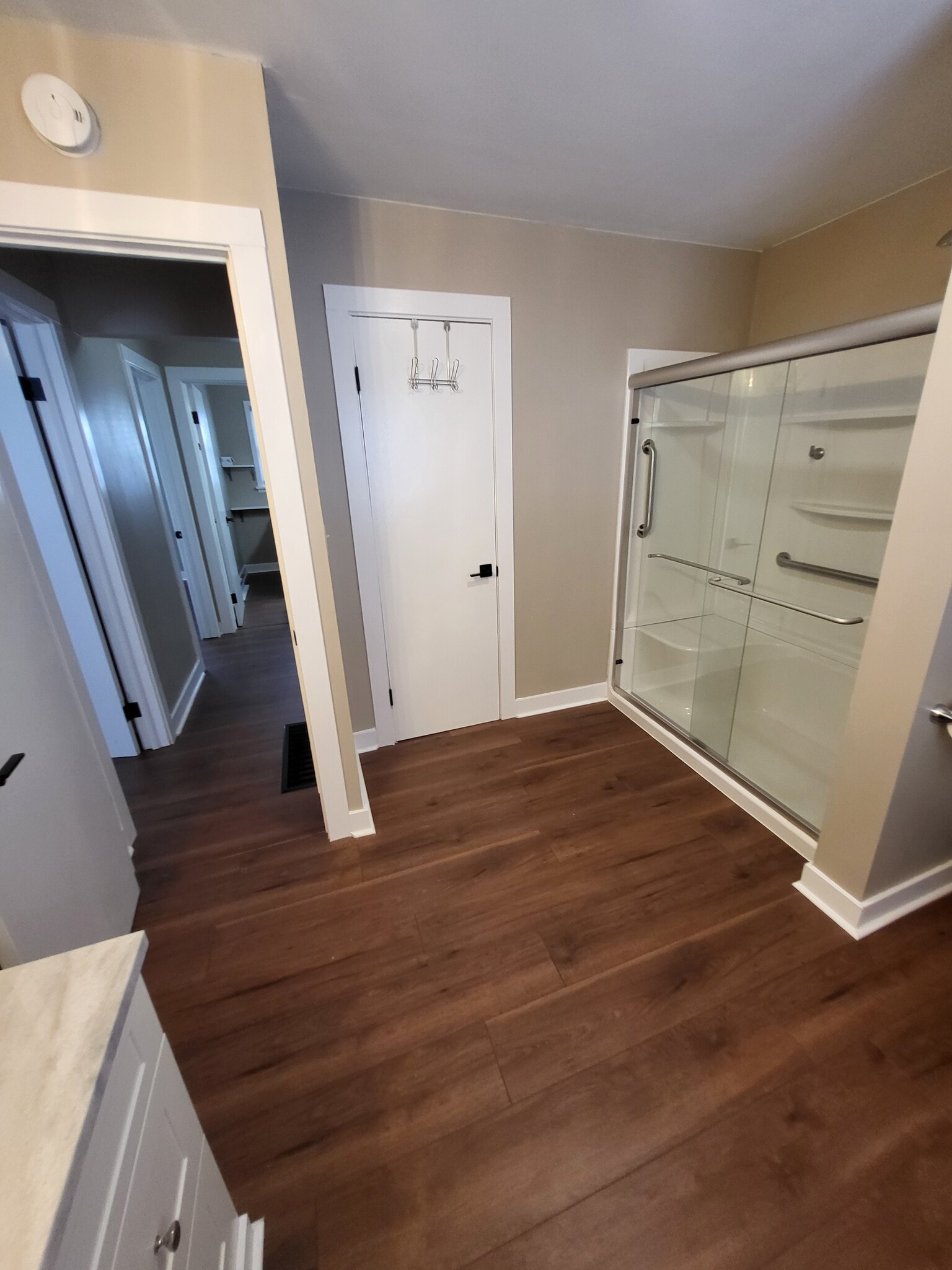 Walk-in shower - 709 Michigan St