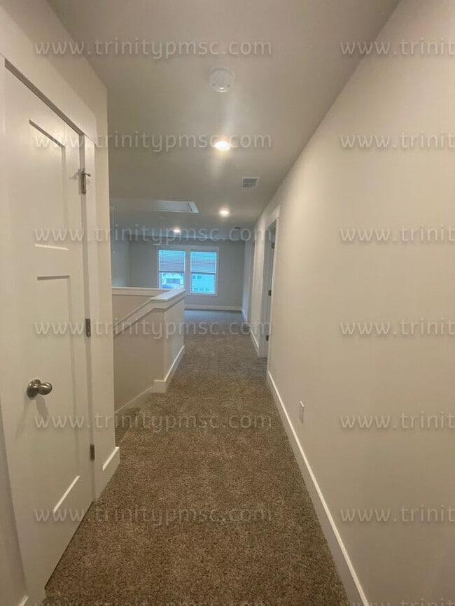 Building Photo - Gorgeous 4/2.5 waiting for you! -PRICE DROP-