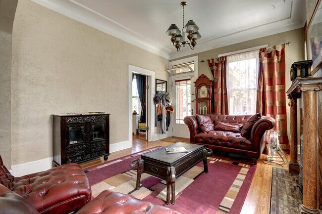 Building Photo - Bungalow in Desirable Highlands! Location Matters!