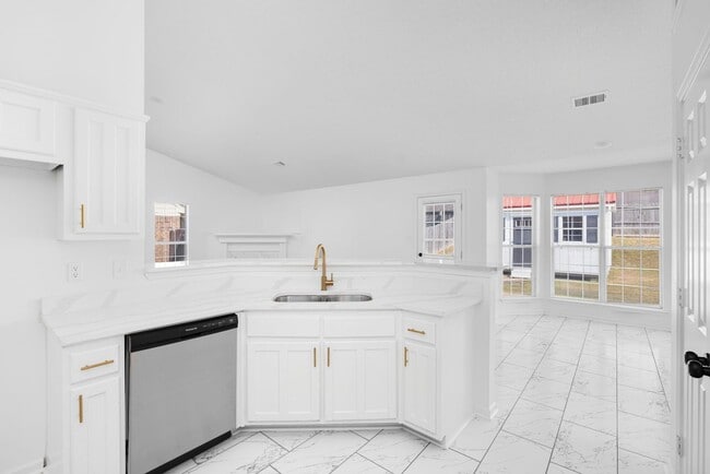 Building Photo - Recently renovated 3 bedroom, 2 bathroom h...