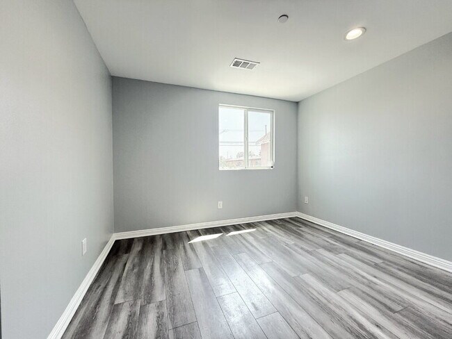 Building Photo - 322 E 55th St