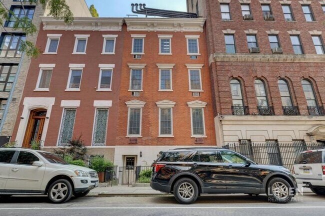 Building Photo - 220 W 15th St