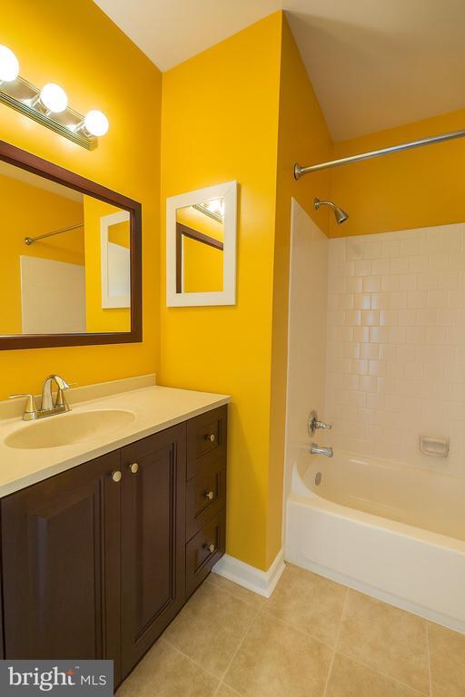 Building Photo - 8207 Stationhouse Ct