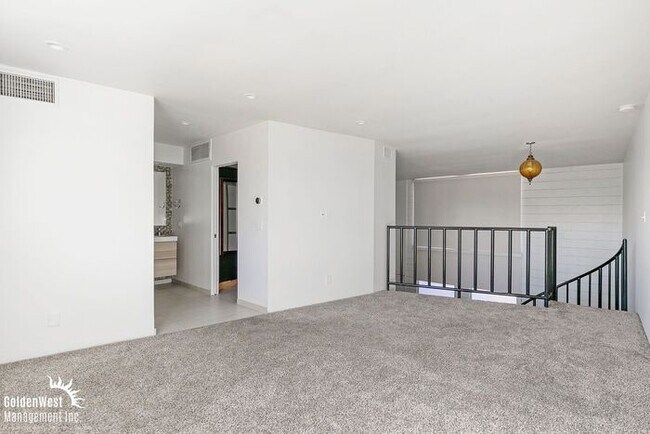 Building Photo - Stylish 1Bdm 2Ba Loft in Uptown Phoenix with Private Yard!