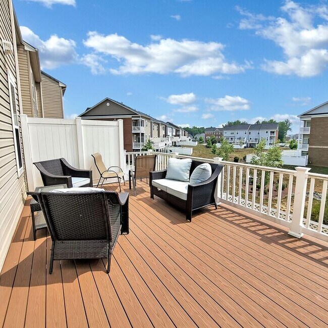 Building Photo - Stately End Unit 3-Level Townhome, 3 Bedro...