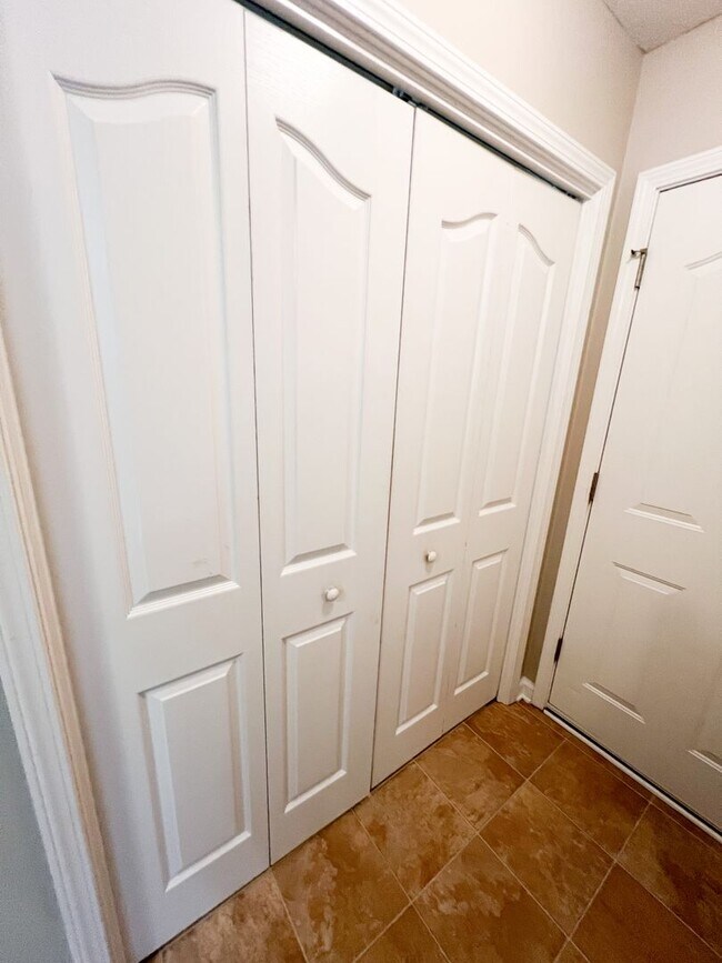 Building Photo - 3 Bedroom 2.5 Bath home in well established neighborhood!