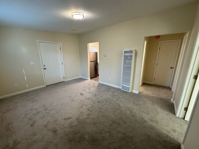 Building Photo - Beautiful Remodeled 2 bed, 1 Bath Back Lot Unit