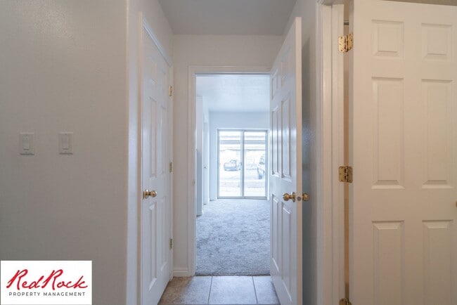Building Photo - Spacious 3 Bedroom Townhome in Central St....