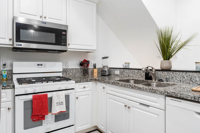 Building Photo - 7225 N Cedar Rd