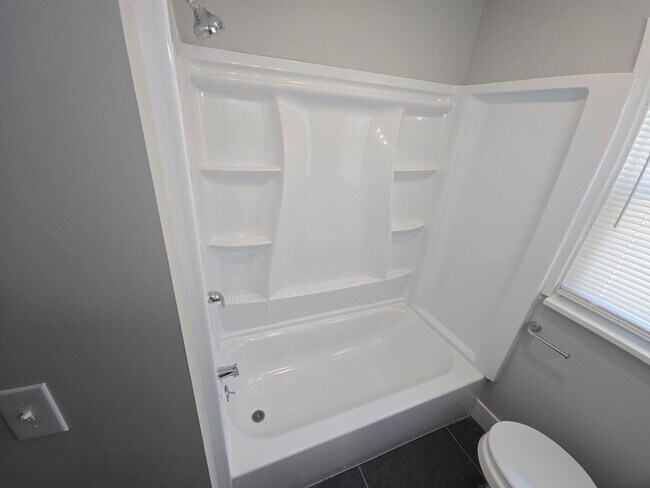 Building Photo - 3 Bedroom 1 Bathroom Single Family Cape Co...