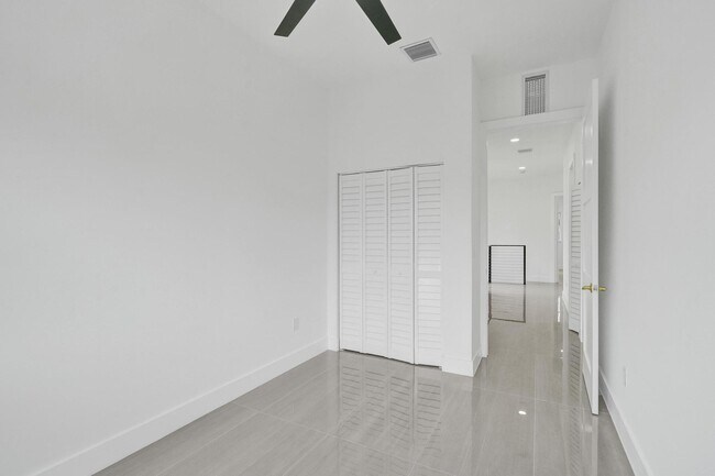 Building Photo - 1213 W Las Olas Blvd